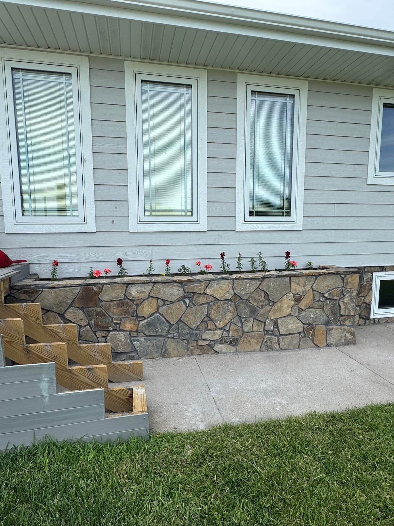 Stone planter wall and steps at a home entrance